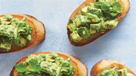 Tam Buğdaylı Avokadolu Bruschetta tarifi