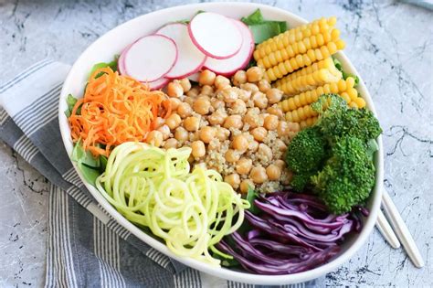 Limonlu ve Baharatlı Kinoalı Salata