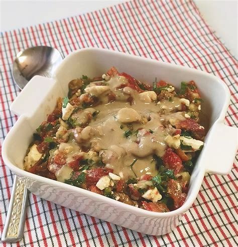 Tahin Soslu Közlenmiş Biber Salatası