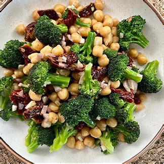 Vegan Brokoli ve Nohutlu Kinoa Salatası