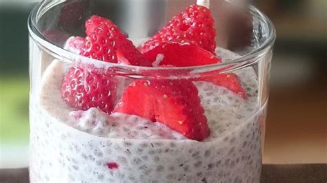 Vegan Çilekli Chia Pudingi