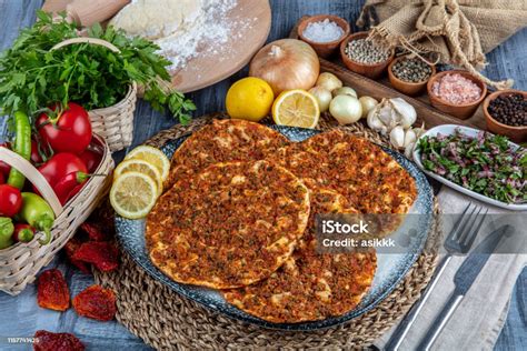 Youvetsi (Domates soslu kuzu veya dana eti ve arpa şehriye yemeği)