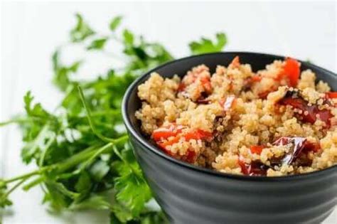 Zeytinli Kinoalı Sebze Salatası